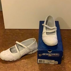 Women’s Skechers active size 9.5 shoes. White